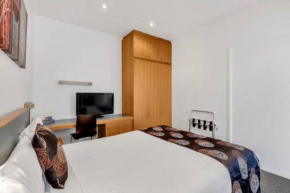 Studio 431/247 gouger st ex hotel room in city
